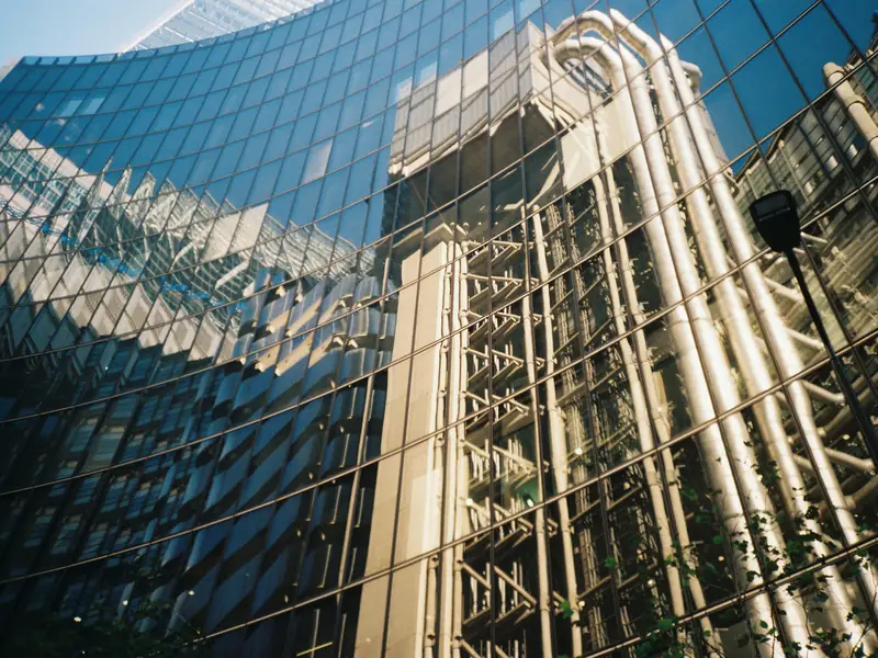 Façades vitrées de tours de bureaux d’un quartier d’affaires, secteur banque et assurance