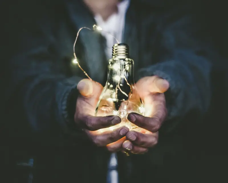 Ampoule tenue dans des mains, secteur énergie