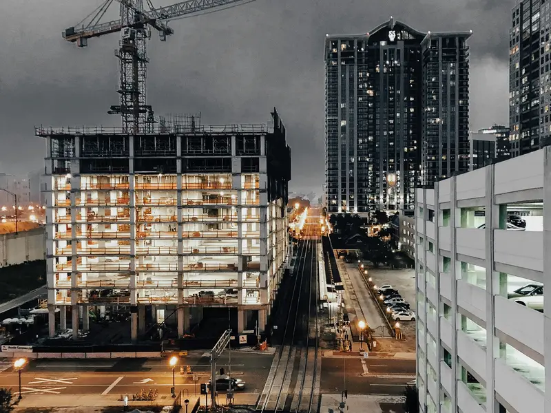 Chantier de construction en ville, secteur transport et infrastructure
